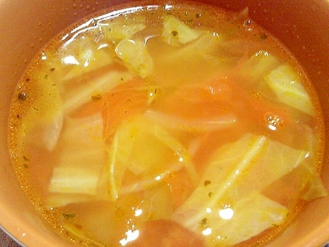 トマトとキャベツをオイルで炒めたコンソメスープ